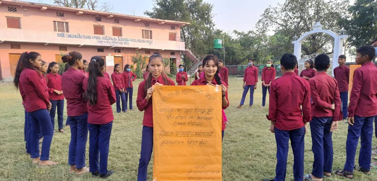 meisjes tijdens activiteit in Nepal