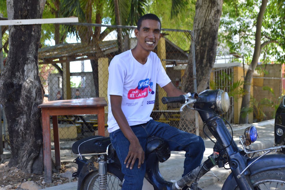 Carlos op een motor