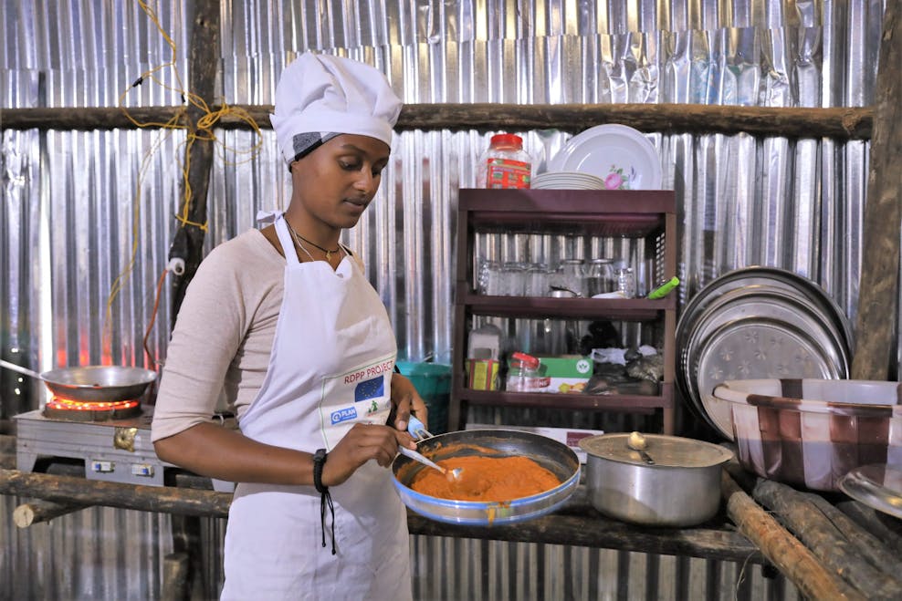 Bana Ethiopie Bana roert in een pan