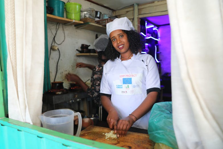 Maheder snijdt een ui