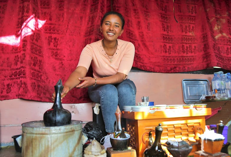 Tseganesh verkoopt thee, koffie, brood