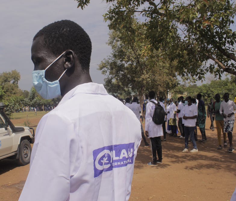 Tut met een Plan International jasje aan