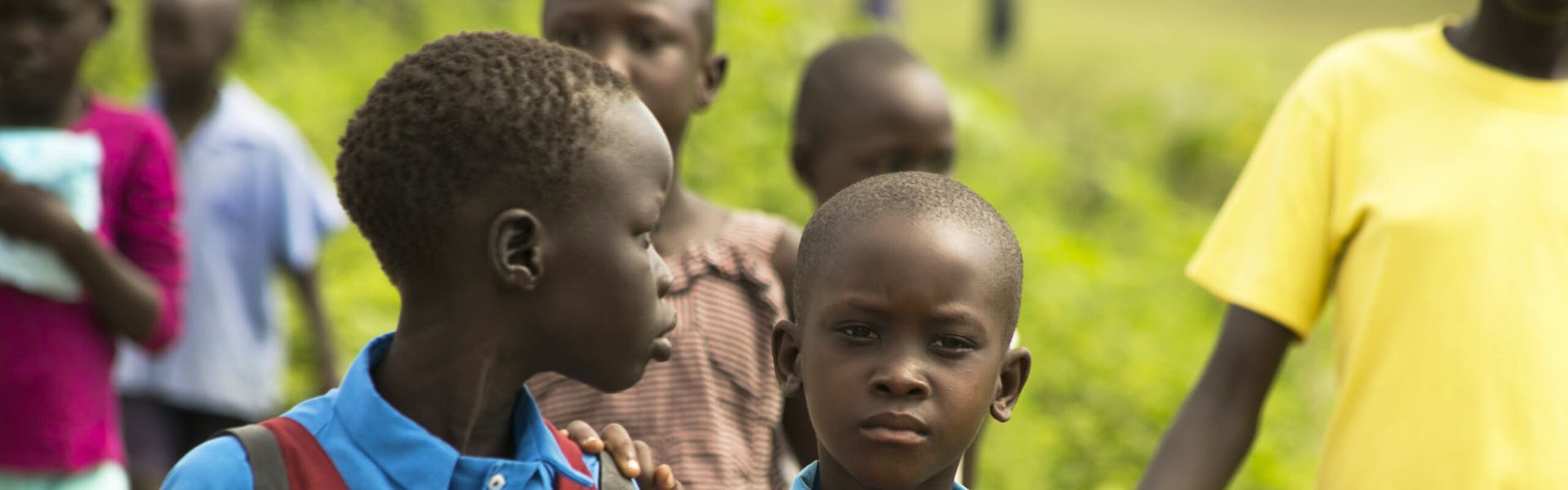 kinderen doen mee aan mars tegen kindhuwelijken