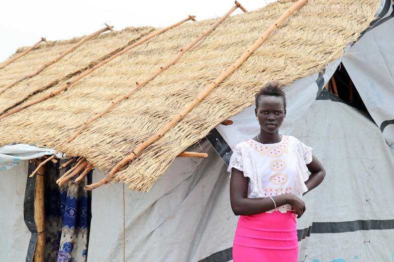 Rebeca voor haar huis.