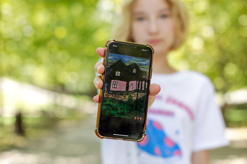 Oekraïense meisjes delen foto’s van thuis Arina toont een tekening van haar huis