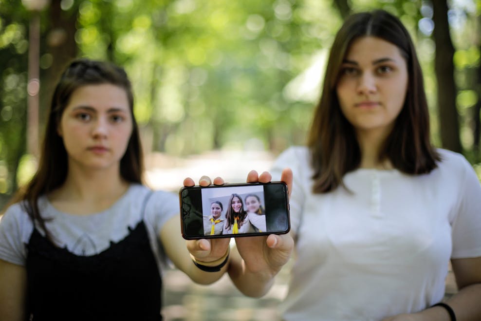 Oekraïense meisjes delen foto’s van thuis Yana (19) en Alina (21) laten een foto zien van zichzelf met hun jongere zusje
