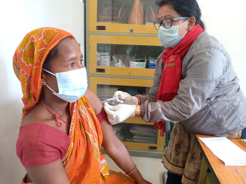 Image 2 Manju Kumari providing COVID vaccine