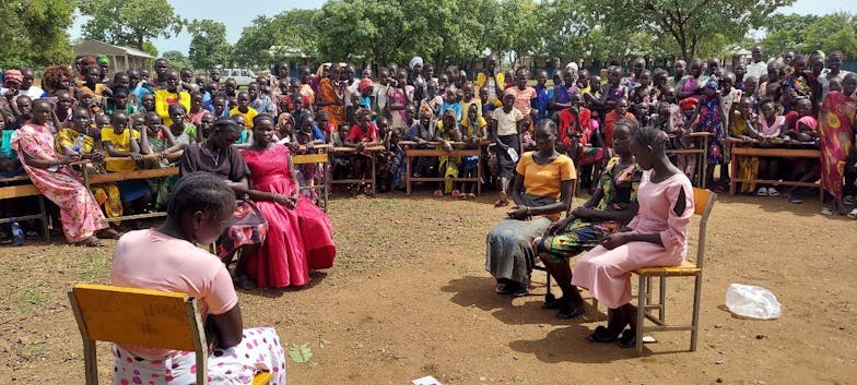 meiden voeren gesprek over menstruatie