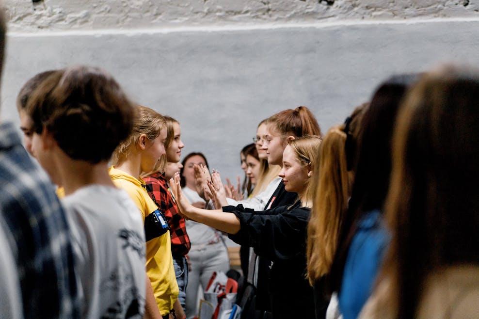 Meisjes leren tijdens een workshop hun grenzen aan te geven. Foto_ Anton Tatochenkojpg
