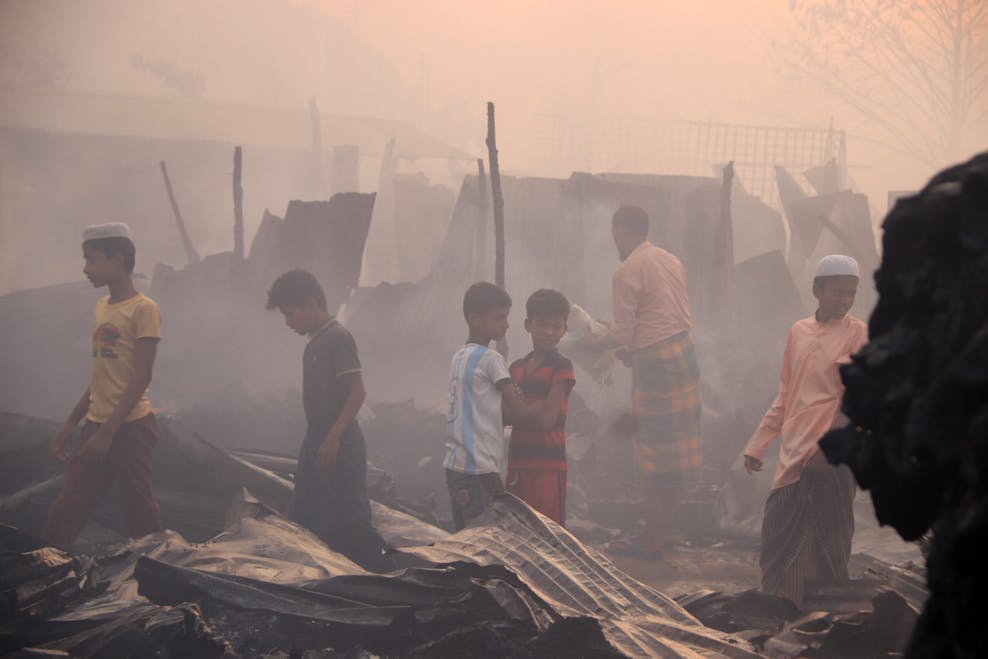 Kinderen in een vluchtelingenkamp in Bangladesh, na een grote brand.