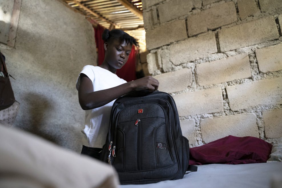 Dialissa (15) uit Haïti kan niet veilig over straat in haar wijk.