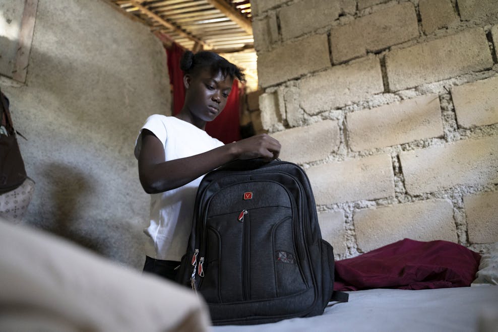 Dialissa (15) uit Haïti Dialissa (15) uit Haïti kan niet veilig over straat in haar wijk.