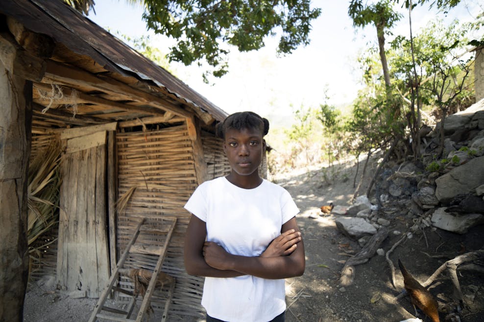 Dialissa (15) uit Haïti kan niet veilig over straat in haar wijk.