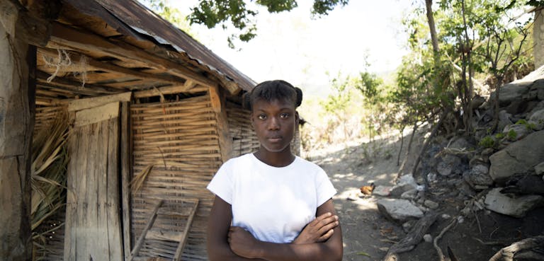 Dialissa (15) uit Haïti kan niet veilig over straat in haar wijk.