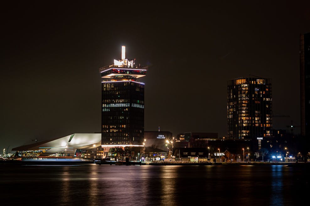 Amsterdam by night © Stijn Veren / Pexels
