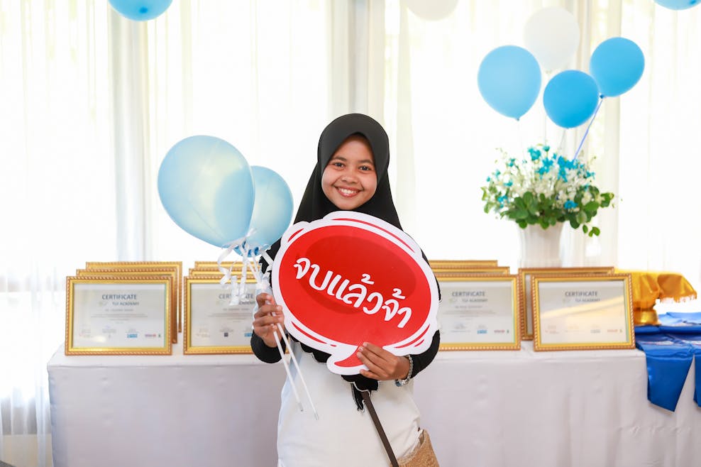 Jusmin poseert tijdens de diplomauitreiking van de TUI Academy.