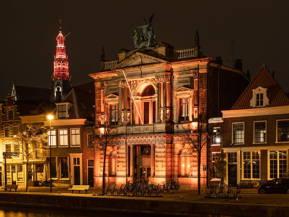Gebouwen in Haarlem zijn oranje verlicht