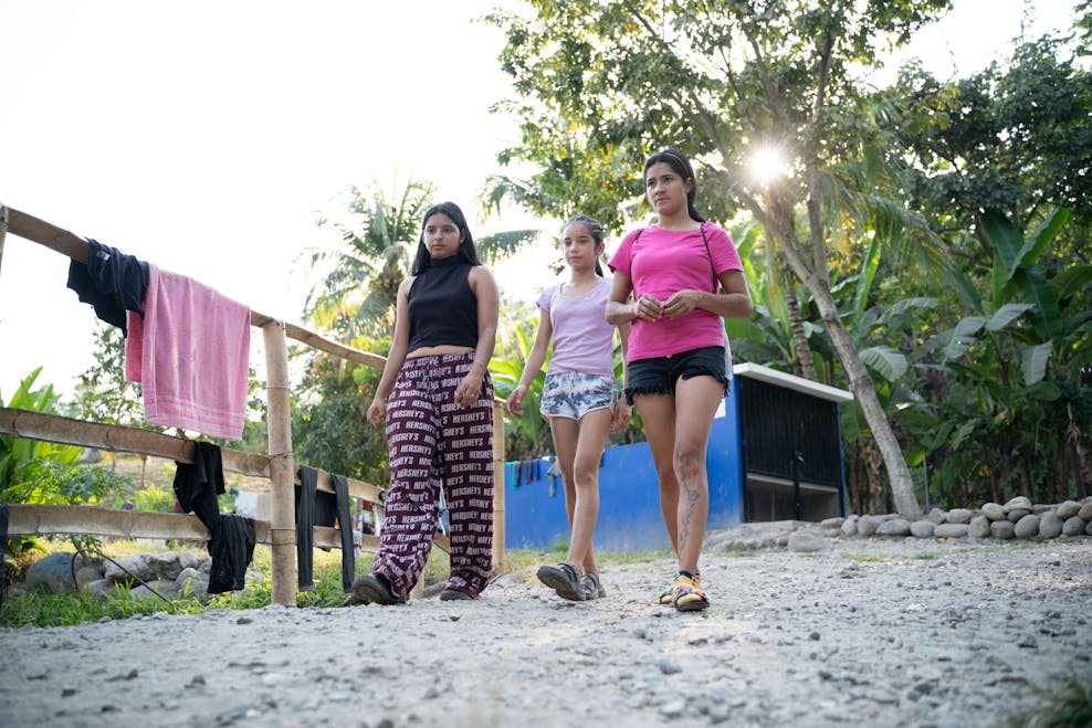 Carmen, haar zusje en haar moeder lopen door de vluchtelingenopvang in Mexico