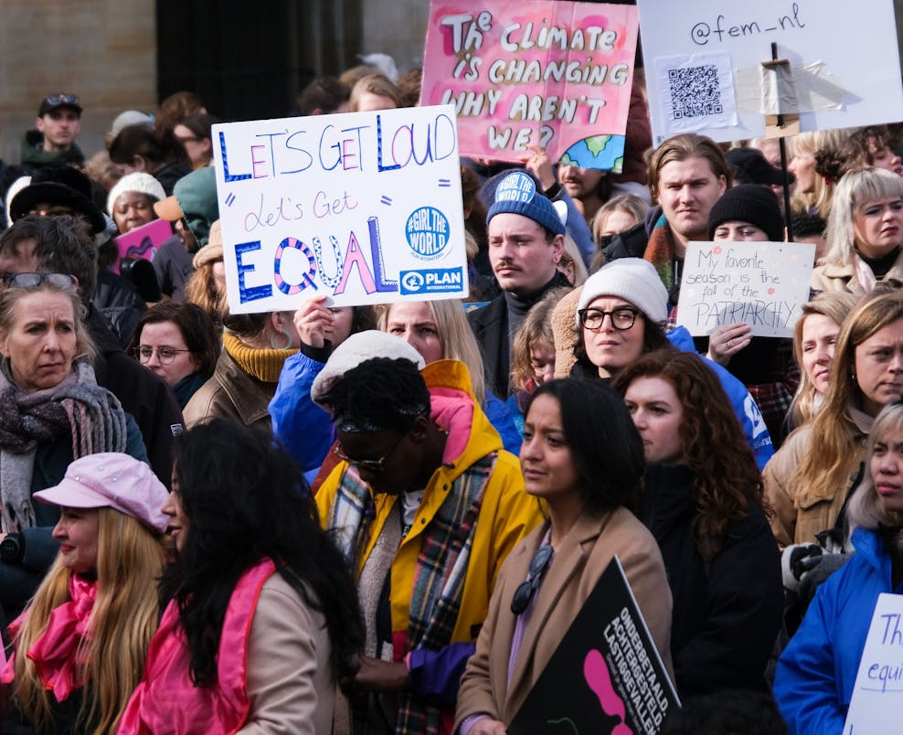 Demonstranten bij de Feminist March op de Dam in Amsterdam.