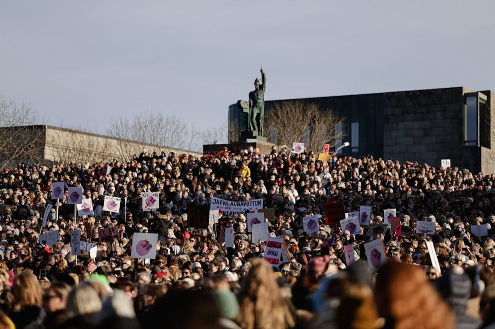 Een grote groep demonstranten strijdt in Ijsland voor gelijke betaling.