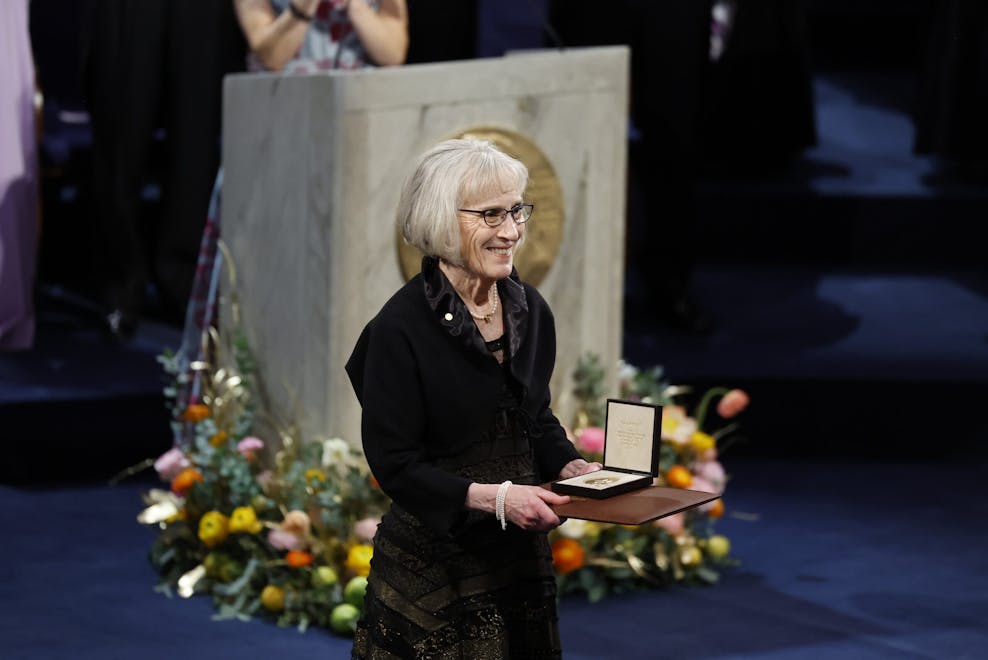 Claudia Goldin neemt de Nobelprijs voor Economie in ontvangst.