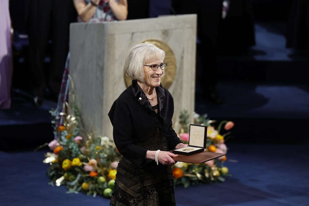 Terugblik op 2023: dit waren de hoogtepunten van 2023 Claudia Goldin neemt de Nobelprijs voor Economie in ontvangst.