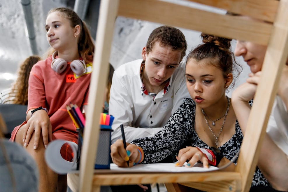 Geen vrienden, geen werk, helemaal niks. Lisa (r) ziet dat veel jongeren zich afsluiten door de oorlog. Foto_ Anton Tatochenko