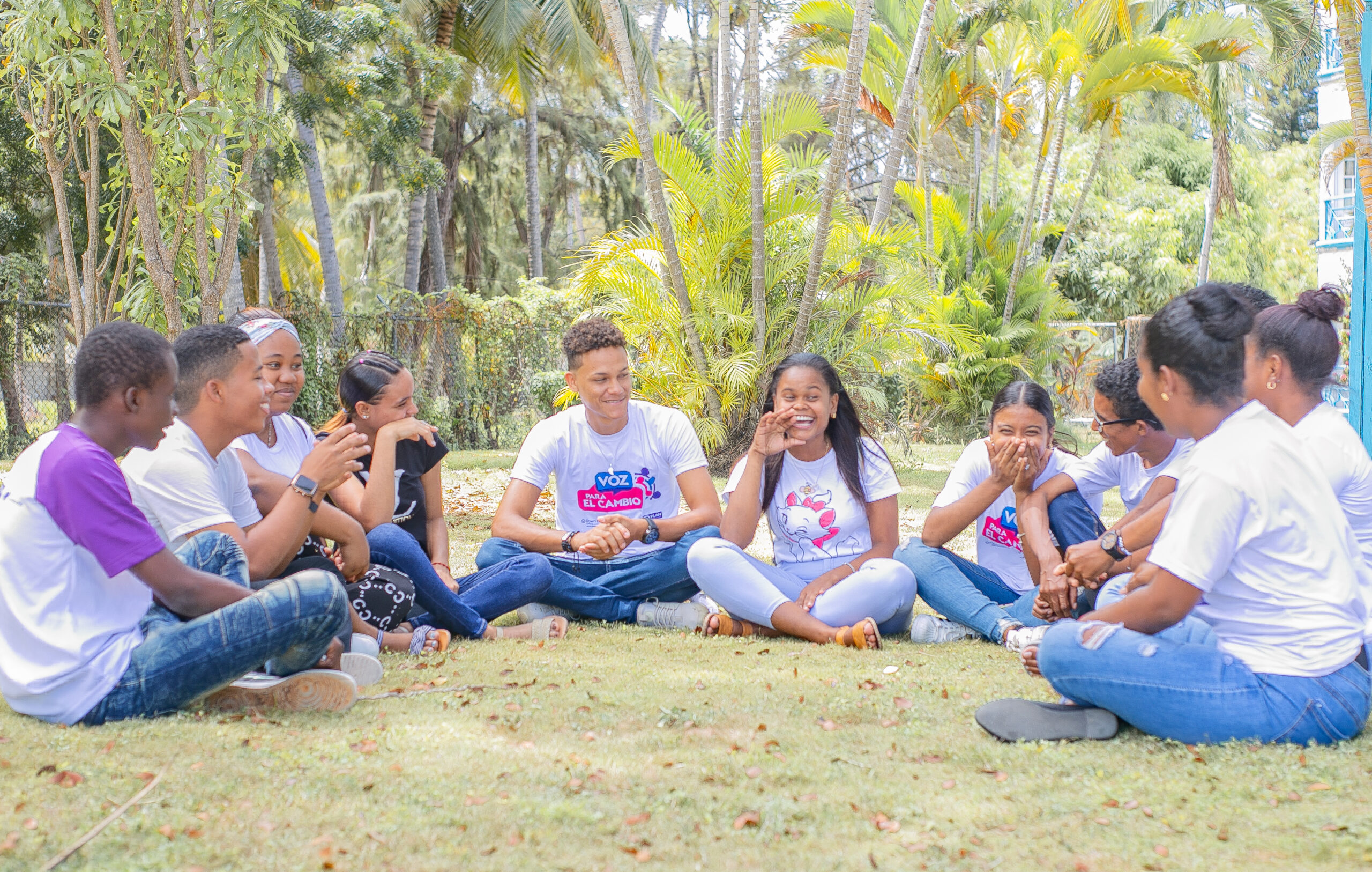 youth leaders zitten in het gras