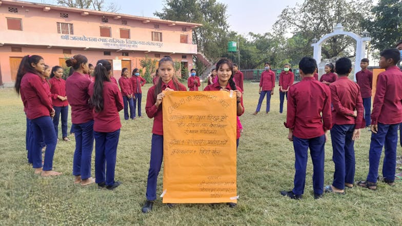 Jongeren verzamelen zich op het schoolplein in Nepal.