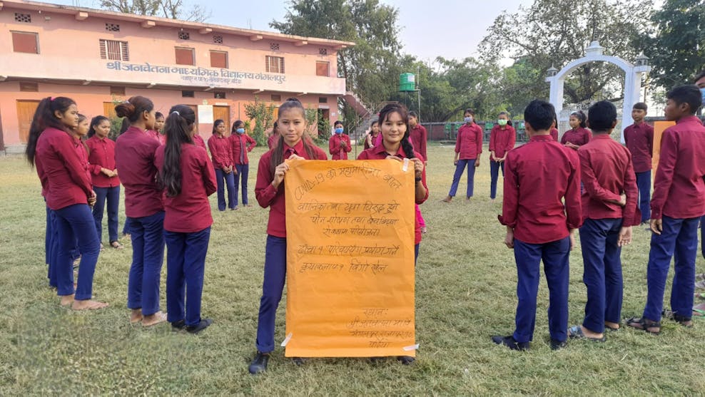 Plan Intl Nepal DtZ Jongeren verzamelen zich op het schoolplein in Nepal.