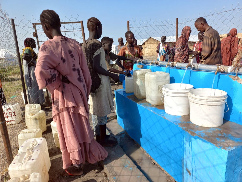 Tijdelijke watertappunten in een vluchtelingenkamp in White Nile State. © Plan International