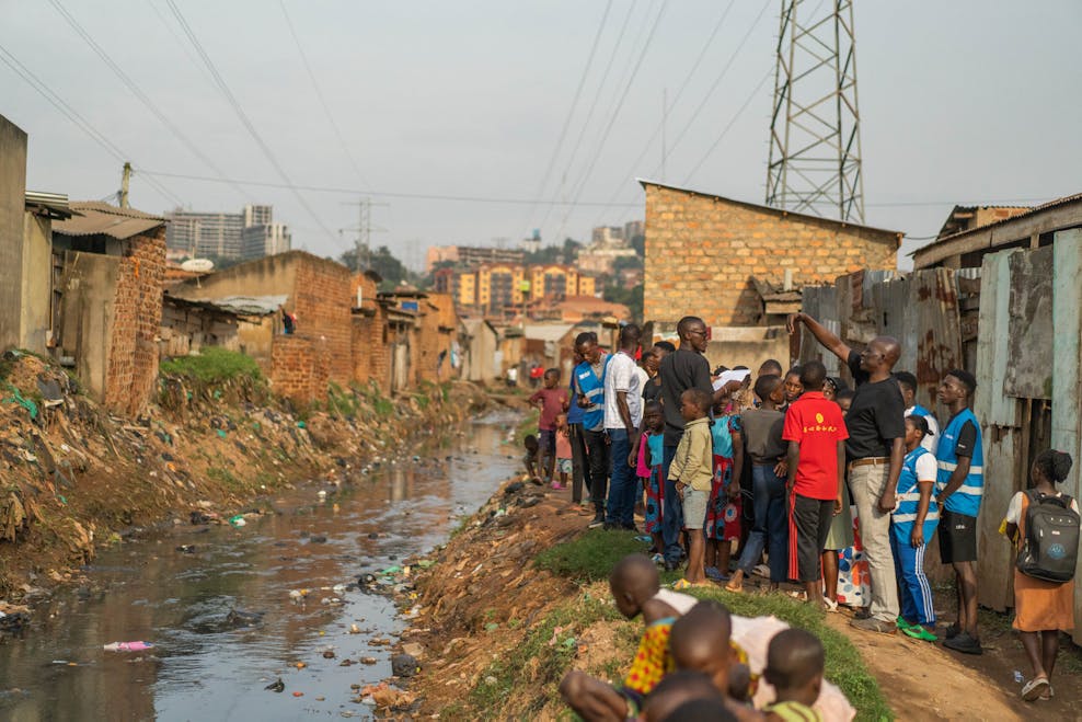 Safety Walk met bewoners in een wijk in Kampala