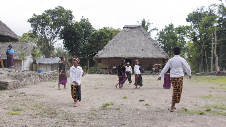 Een groepje kinderen speelt buiten in Indonesië.