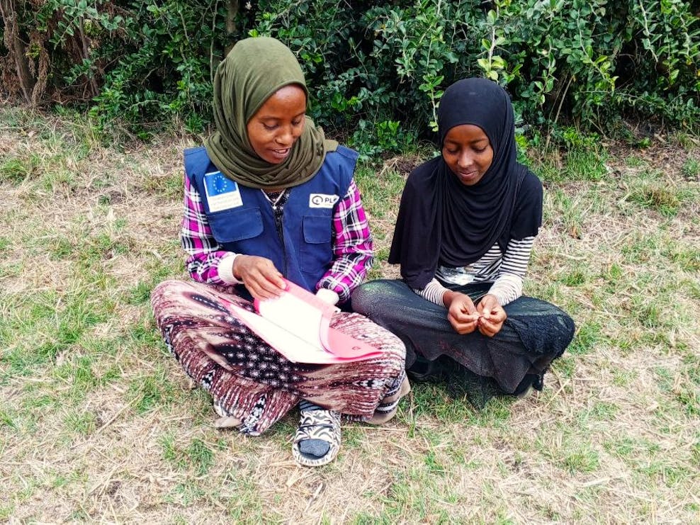 Seada (16) met een maatschappelijk werker © Plan International