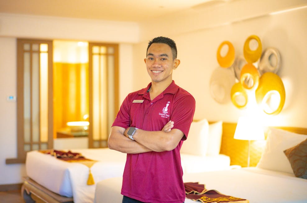 Rangsan tijdens zijn werk bij het hotel