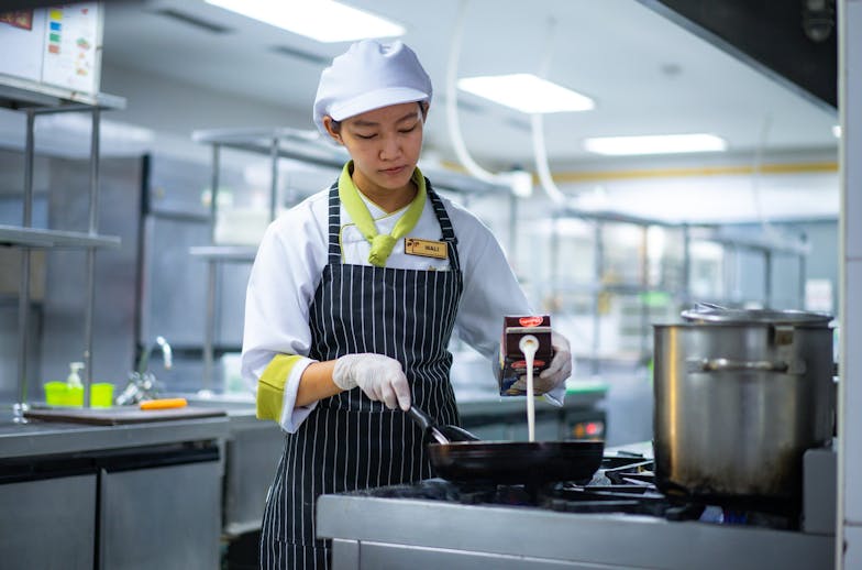 Mali kookt in de hotelkeuken