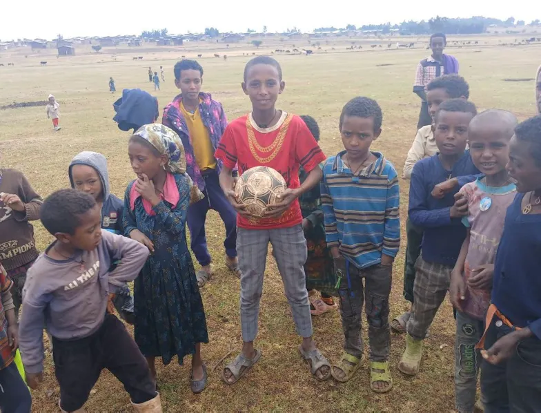 Bereket met een voetbal
