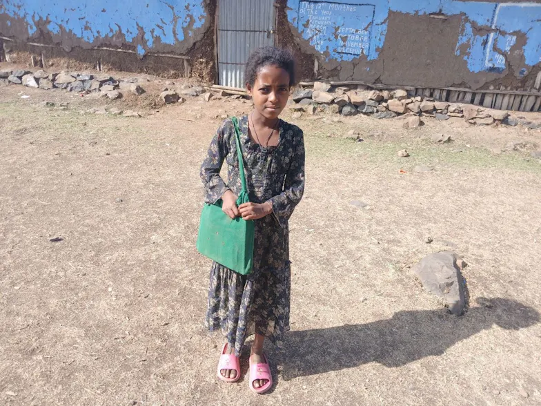 Desta met een schooltas