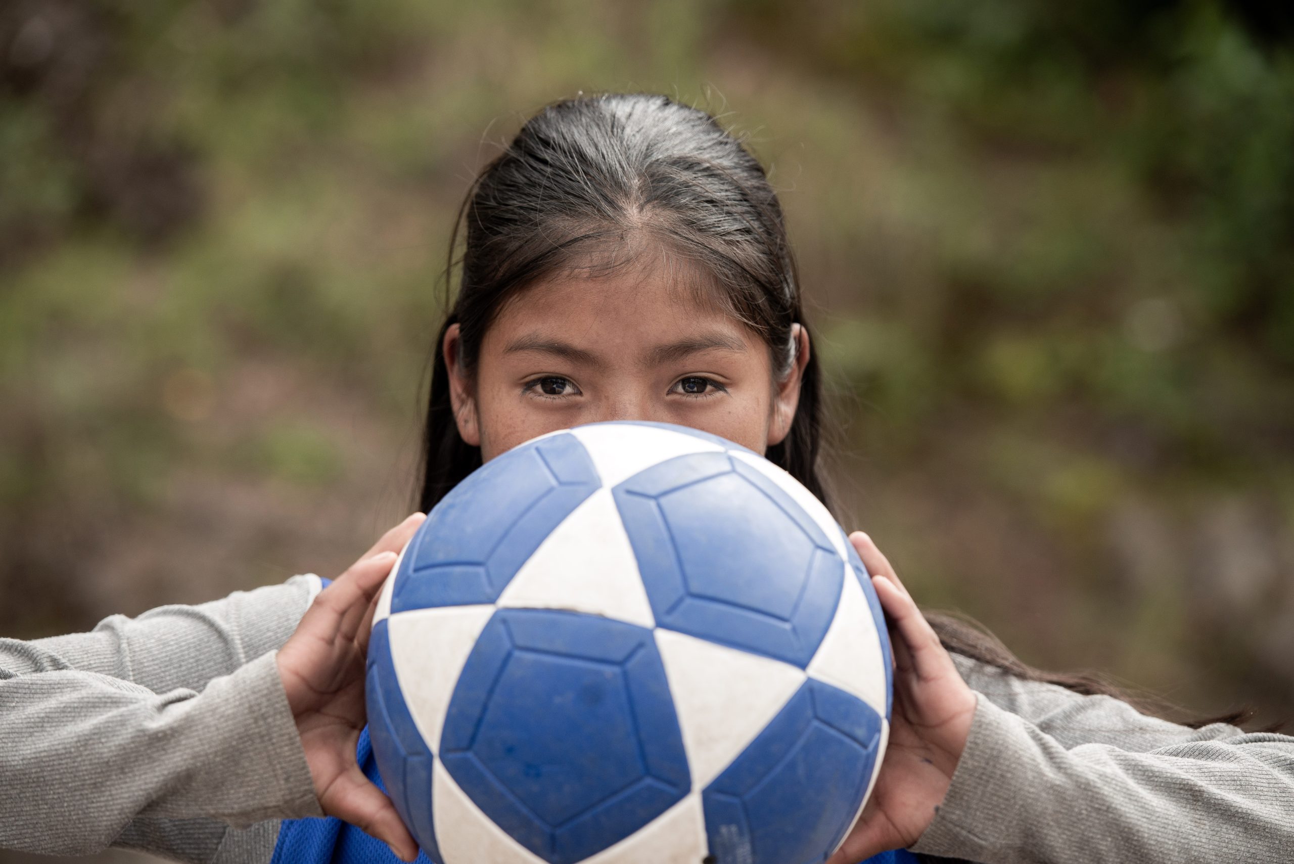 Meisje uit Change The Game houdt voetbal vast
