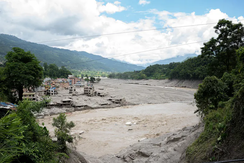 Een verwoest dorp in Nepal na de overstroming.