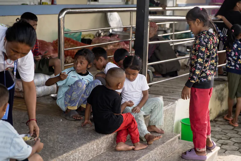 Kinderen na de overstroming in nepal.