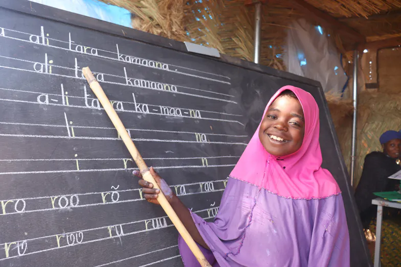 Meisje in Burkina Faso voor het schoolbord