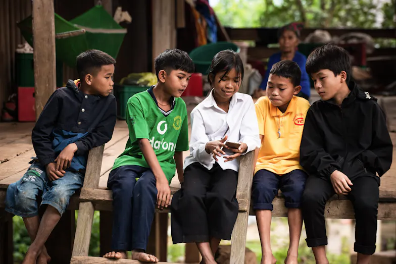 Jongeren in Vietnam kijken een filmpje op een mobiele telefoon.