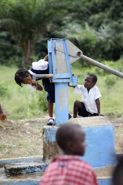 Water en sanitatie voor Liberiaanse scholen1 201006-LBR-70-lpr