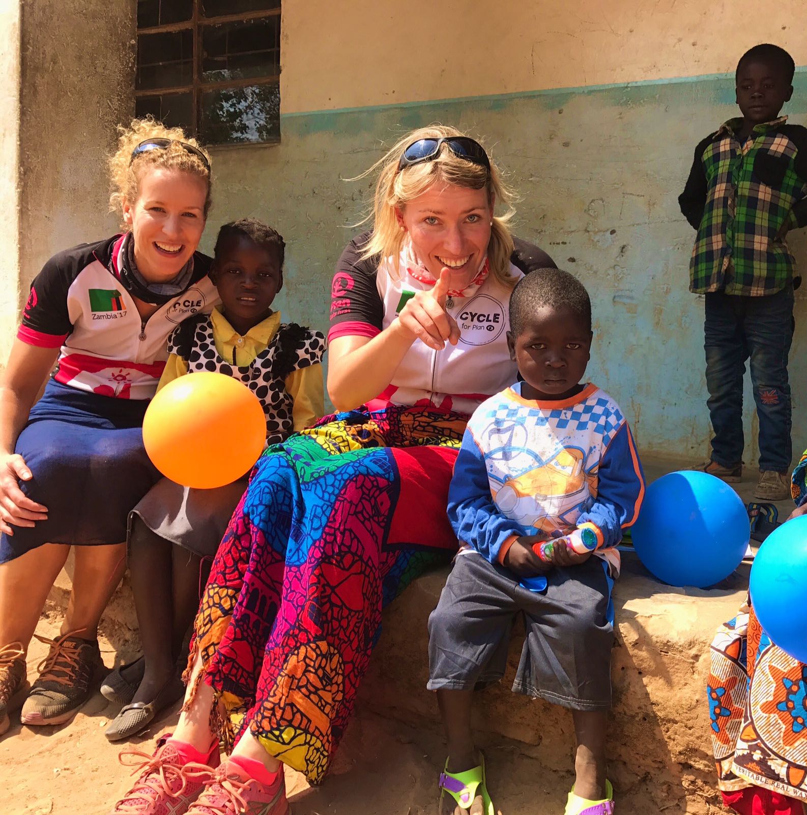 vrouwen met kinderen in Zambia