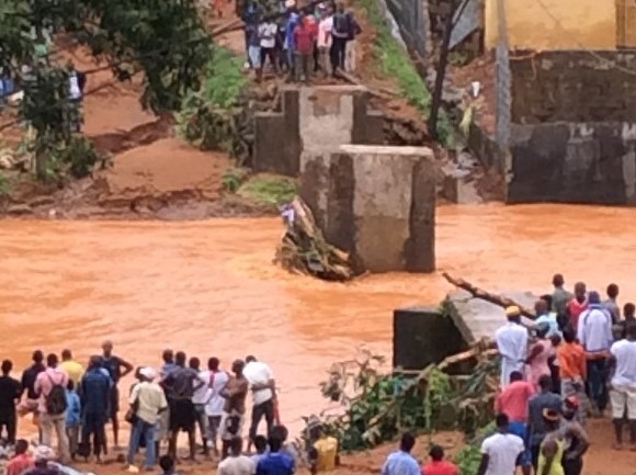 Modderstromen in Sierra Leone hebben aan honderden mensen het leven gekost. Een helling op een heuvel bij de hoofdstad Freetown is na hevige regenval gaan schuiven. Mensen in het rampgebied werden vroeg in de ochtend door de modderstroom verrast; velen van hen lagen nog te slapen. Het officiële dodental – waaronder zich ook vele kinderen bevinden - ligt al boven de 350. Dit aantal blijft stijgen en nog zeker zeshonderd mensen worden vermist. Het is momenteel nog niet bekend of zich onder de slachtoffers ook sponsorkinderen en hun families bevinden. Meer informatie hierover volgt zo snel mogelijk. Dakloos Op veel plekken is men bezig met het uitgraven van mensen die zijn bedolven. Militairen zijn ingezet om te helpen. Ook Plan International Sierra Leone biedt hulp met hun noodhulpteam. Veel huizen staan vol modder of water. Volgens schattingen zijn zeker 3000 inwoners dakloos geworden. Ook scholen zijn verwoest. Onbegaanbaar Het rampgebied is moeilijk te bereiken; veel wegen zijn door de modderstromen onbegaanbaar geworden. De ontstane ravage brengt ook weer nieuwe gevaren met zich mee. Doordat de sanitaire voorzieningen zijn getroffen, is er een grote kans op uitbraken van infectieziekten als tyfus, cholera en diarree. Oorzaak overstromingen De natuurramp gebeurde in de buitenwijken van Freetown. Die zijn gelegen in heuvels dicht bij de kust. Er is weinig vlak gebied rond de hoofdstad, waardoor veel arme mensen hun huizen op de hellingen hebben gebouwd. Door het vele kappen van bomen is er veel ontbossing in het gebied, waardoor het regenwater snel het dal kan instromen. Dit zorgt voor grote problemen, helemaal omdat veel van de arme wijken in Freetown illegaal zijn gebouwd en geen afwateringssysteem hebben.