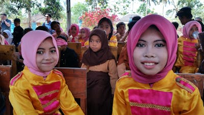 Toeschouwers toneelstuk ongesteldheid Indonesoie