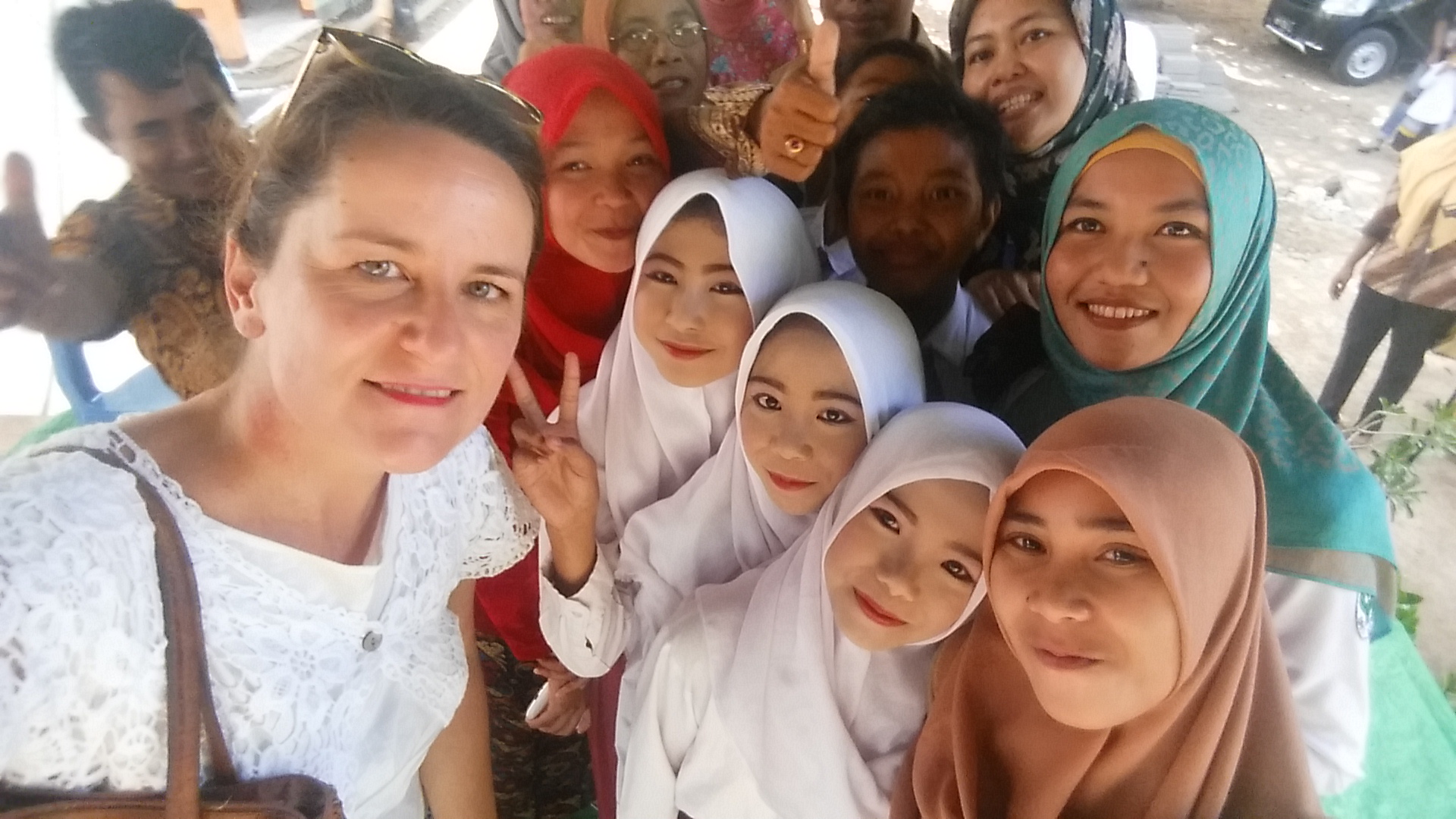 Margot bij het toneelstuk ongesteldheid in Indonesie