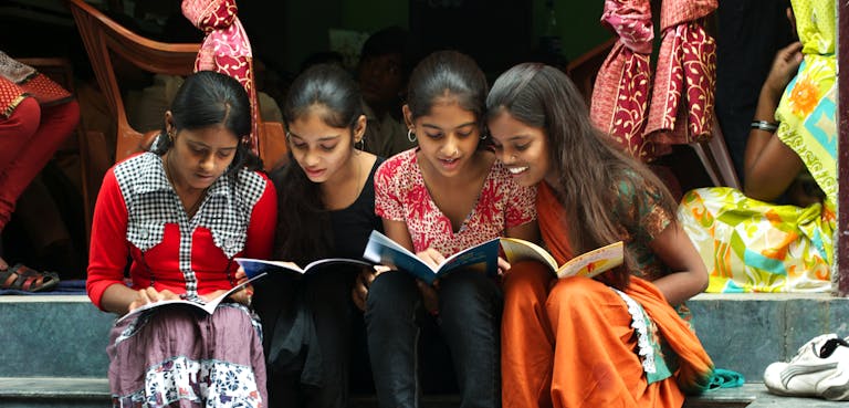 meisjes op wereldvrouwendag in india