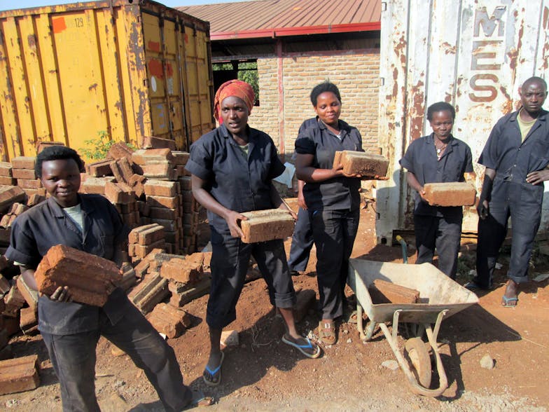 Girls from the construction section at the Amizero Vocational Tr jongerenwerk in rwanda